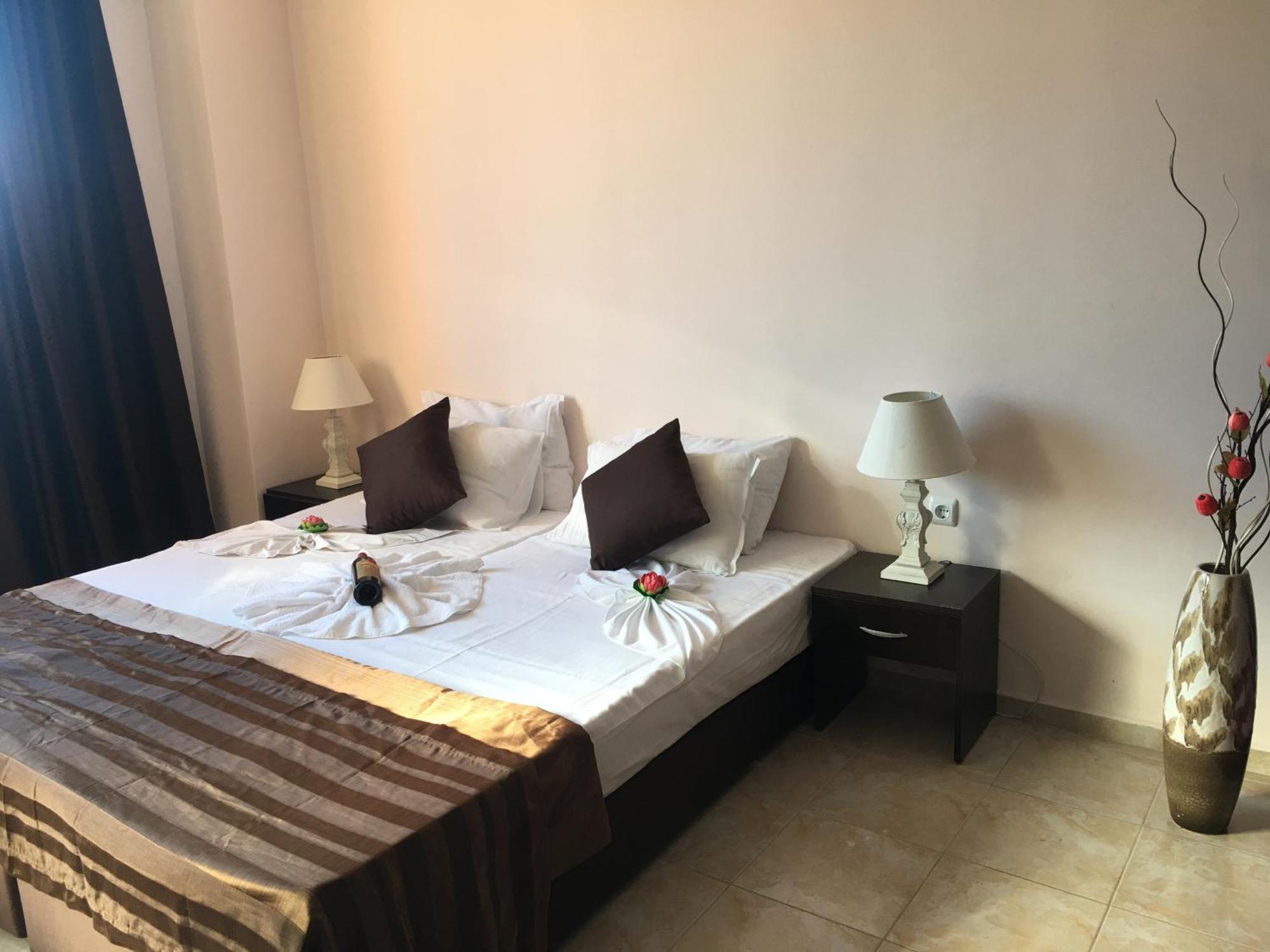 Salt Lake Aparthotel Pomorie Esterno foto